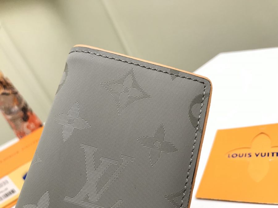 Short wallet M63233 Monogram Titanium Louis Vuitton2018-19 Men's 11 0x8 0x1 0cm 130 — Premium Replica — photo 3