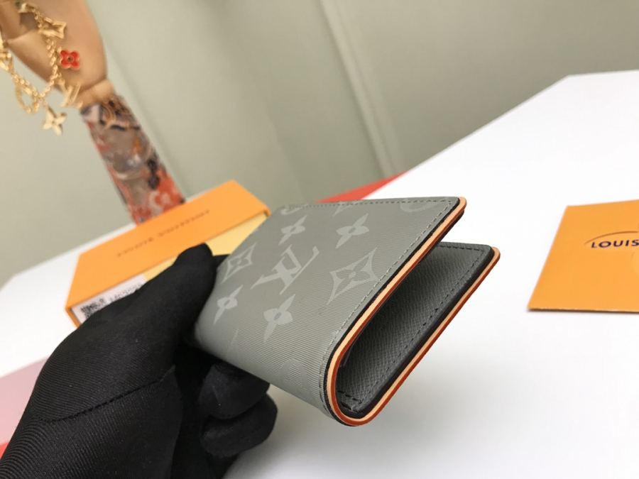 Short wallet M63233 Monogram Titanium Louis Vuitton2018-19 Men's 11 0x8 0x1 0cm 130 — Premium Replica — photo 4