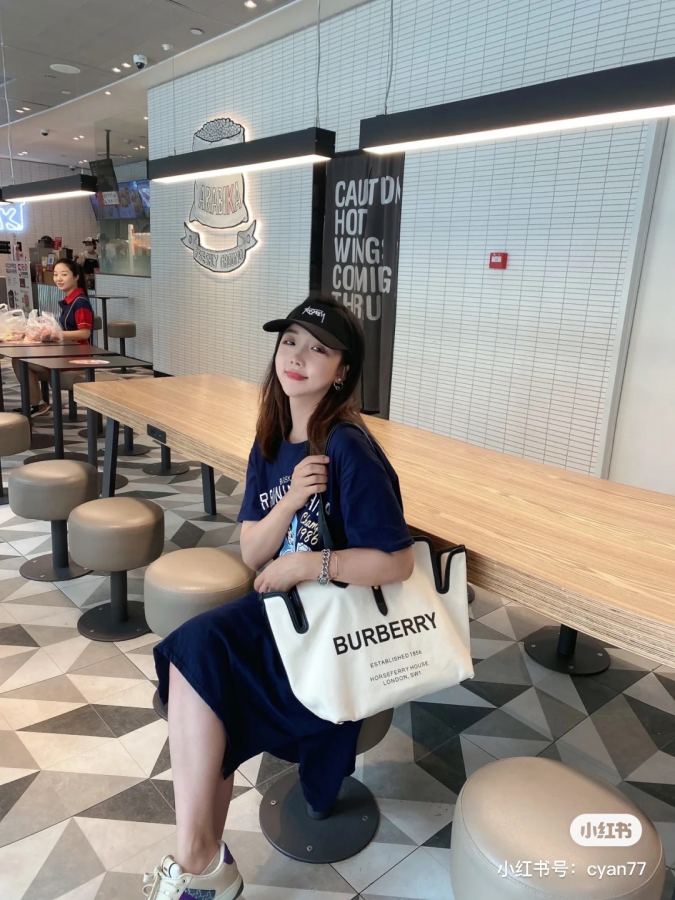 Burberry bag For reference on the upper body, the simple shopping bag shape perfectly displays the — 1:1 Replica For Sale — photo 4