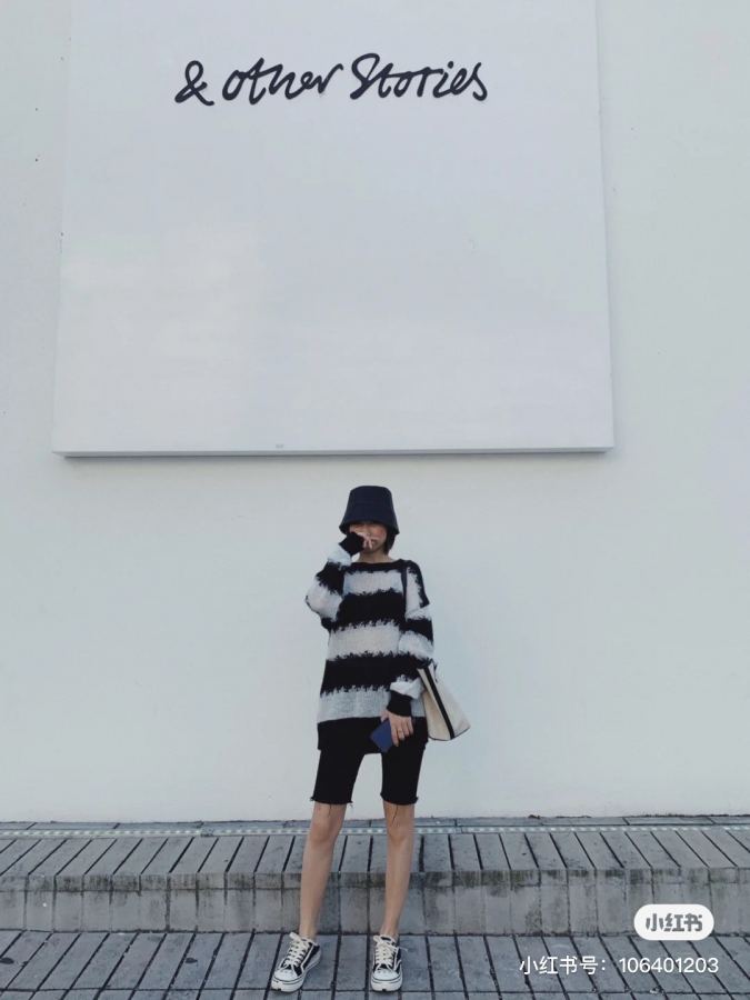 Burberry bag For reference on the upper body, the simple shopping bag shape perfectly displays the — 1:1 Replica For Sale — photo 9