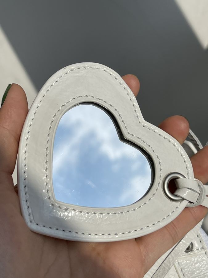 Balenciaga bag Let’s take a look at the imported sheepskin pleated crackle coin purse makeup mirror, — Premium Replica — photo 7