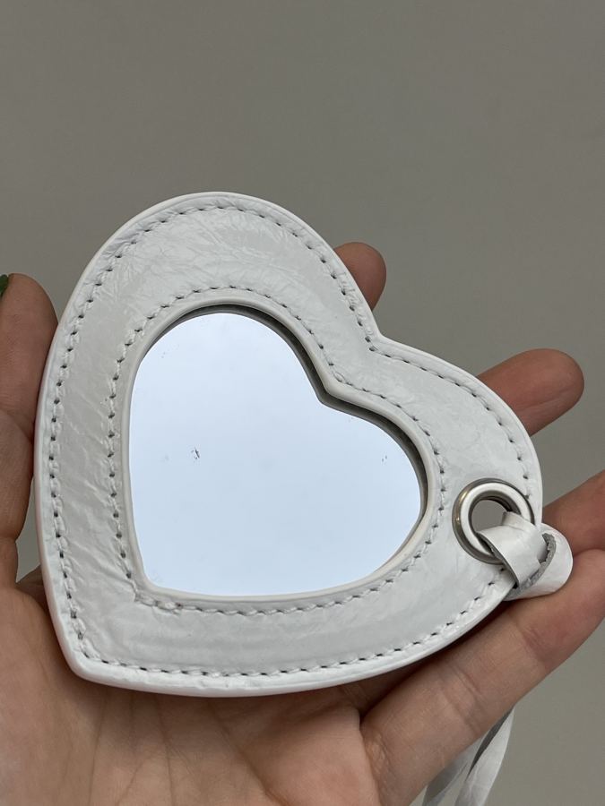 Balenciaga bag Let’s take a look at the imported sheepskin pleated crackle coin purse makeup mirror, — AAA Quality Replica — photo 7