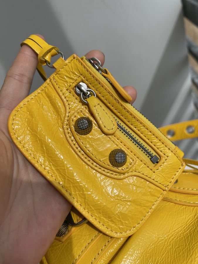Balenciaga bag Let’s take a look at the imported sheepskin pleated crackle coin purse makeup mirror, — AAA Quality Replica — photo 2