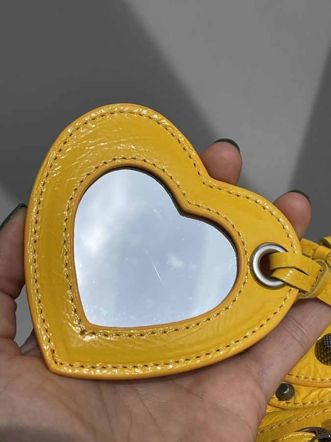 Balenciaga bag Let’s take a look at the imported sheepskin pleated crackle coin purse makeup mirror, — AAA Quality Replica — photo 7