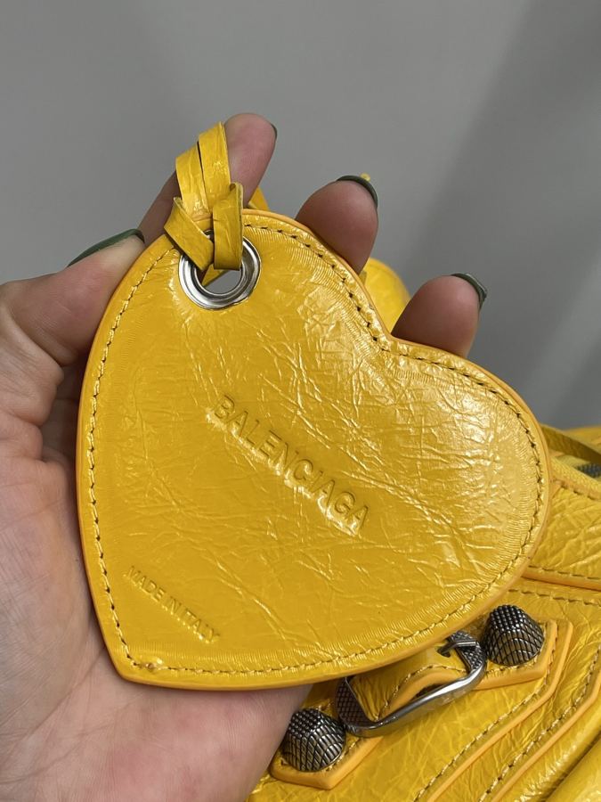 Balenciaga bag Let’s take a look at the imported sheepskin pleated crackle coin purse makeup mirror, — AAA Quality Replica — photo 6