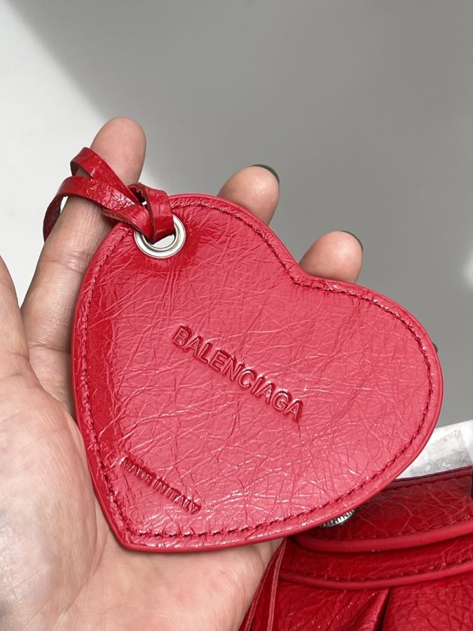 Balenciaga bag Let’s take a look at the imported sheepskin pleated crackle coin purse makeup mirror, — Premium Replica — photo 7