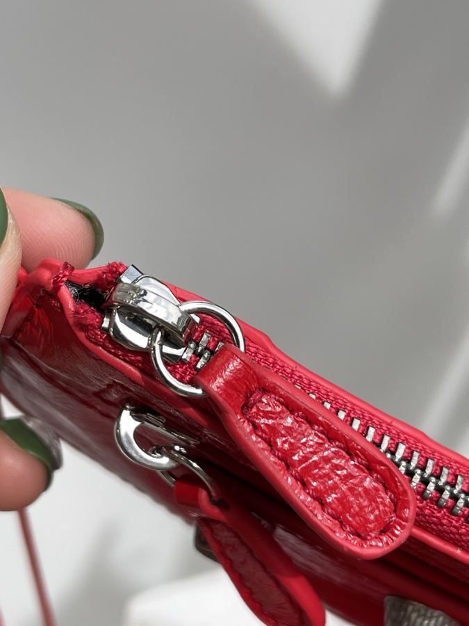 Balenciaga bag Let’s take a look at the imported sheepskin pleated crackle coin purse makeup mirror, — Premium Replica — photo 4