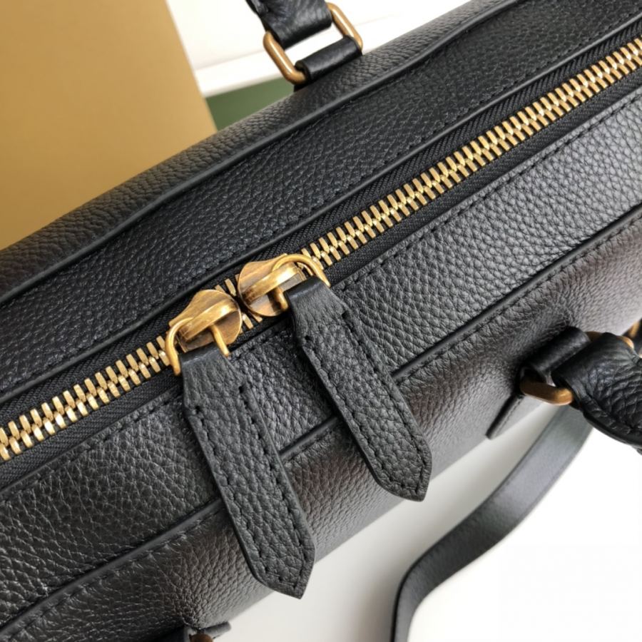 Briefcase B's original and elegant briefcase is made of grained leather. Paired with antique bronze — Premium Replica — photo 7