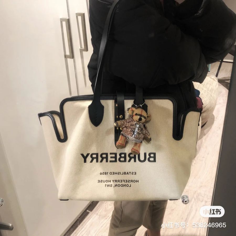 Burberry bag Carrying such a big bag when traveling is so awesome. It looks great in any photo taken — Premium Replica — photo 6