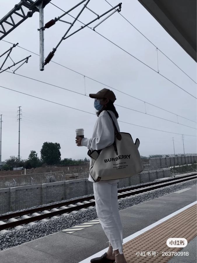 Burberry bag Carrying such a big bag when traveling is so awesome. It looks great in any photo taken — Premium Replica — photo 3