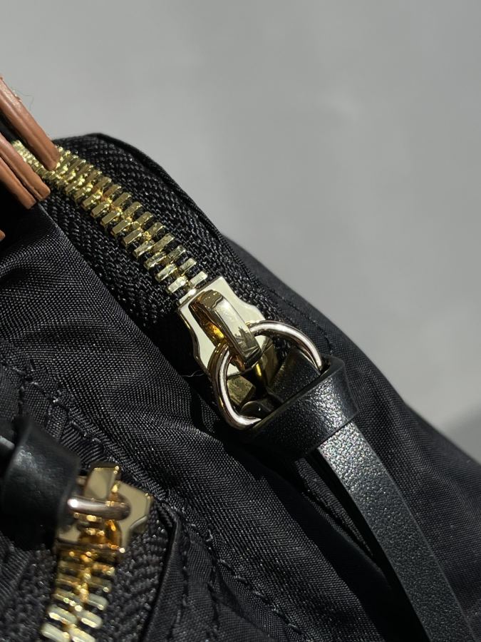 Burberry bag Let’s take a look at the hardware. We provide original golden thick electroplated — 1:1 Replica For Sale — photo 3