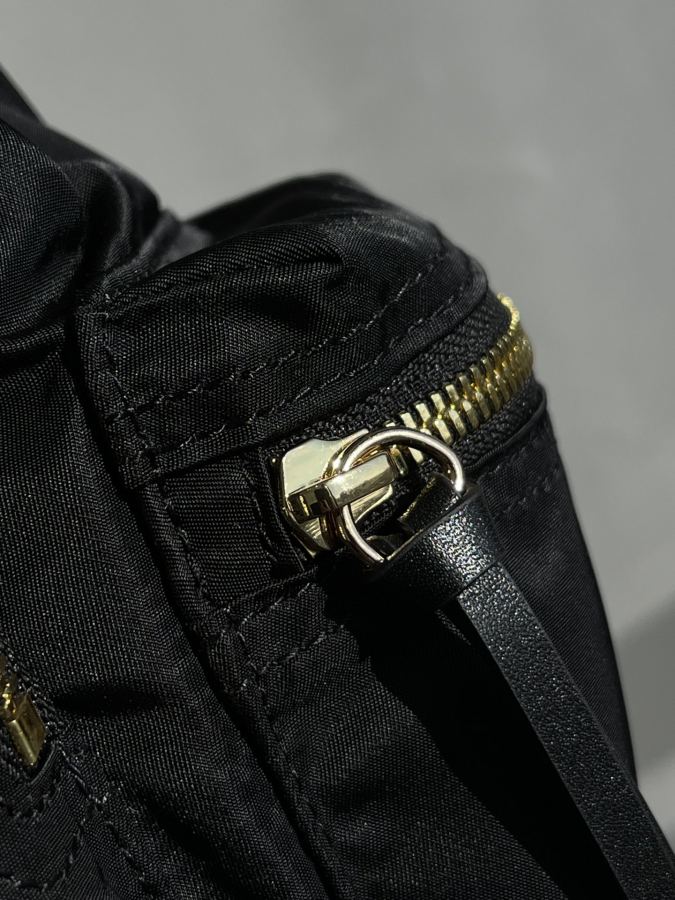 Burberry bag Let’s take a look at the hardware. We provide original golden thick electroplated — 1:1 Replica For Sale — photo 2