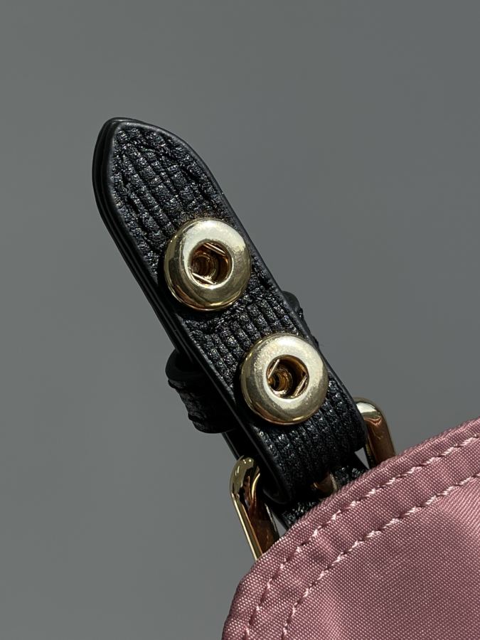 Burberry bag Let’s take a look at the hardware. We provide original golden thick electroplated — Premium Replica — photo 7