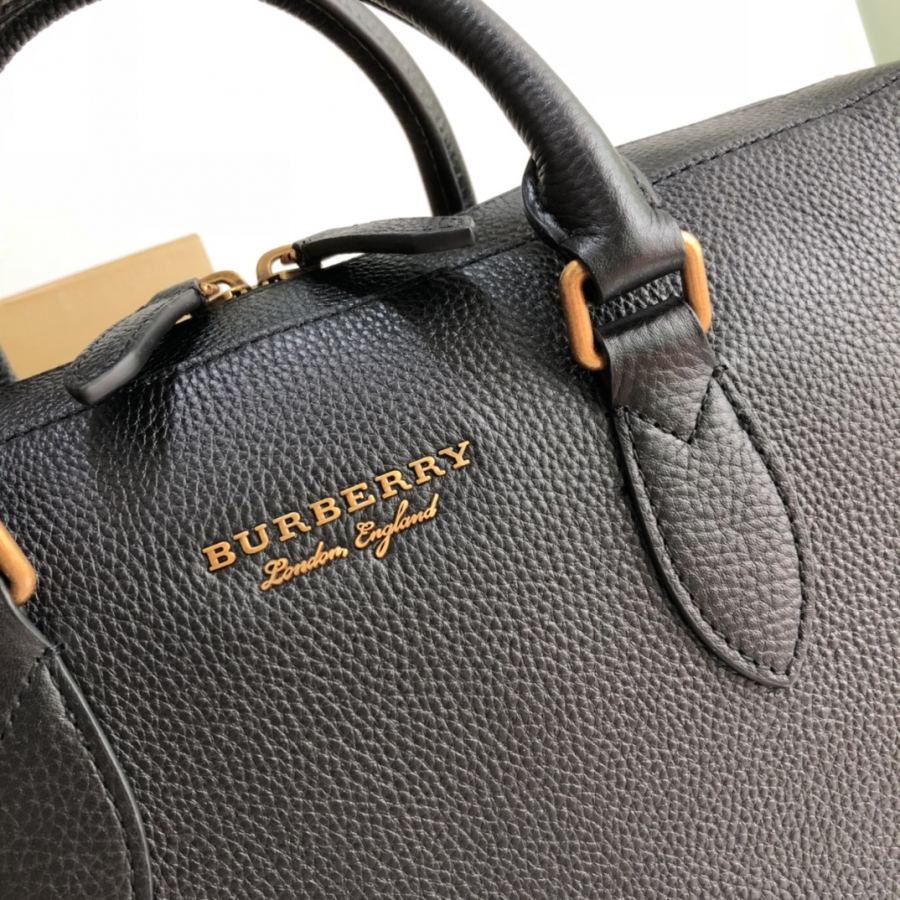 Briefcase B's original and elegant briefcase is made of grained leather. Paired with antique bronze — Premium Replica — photo 3
