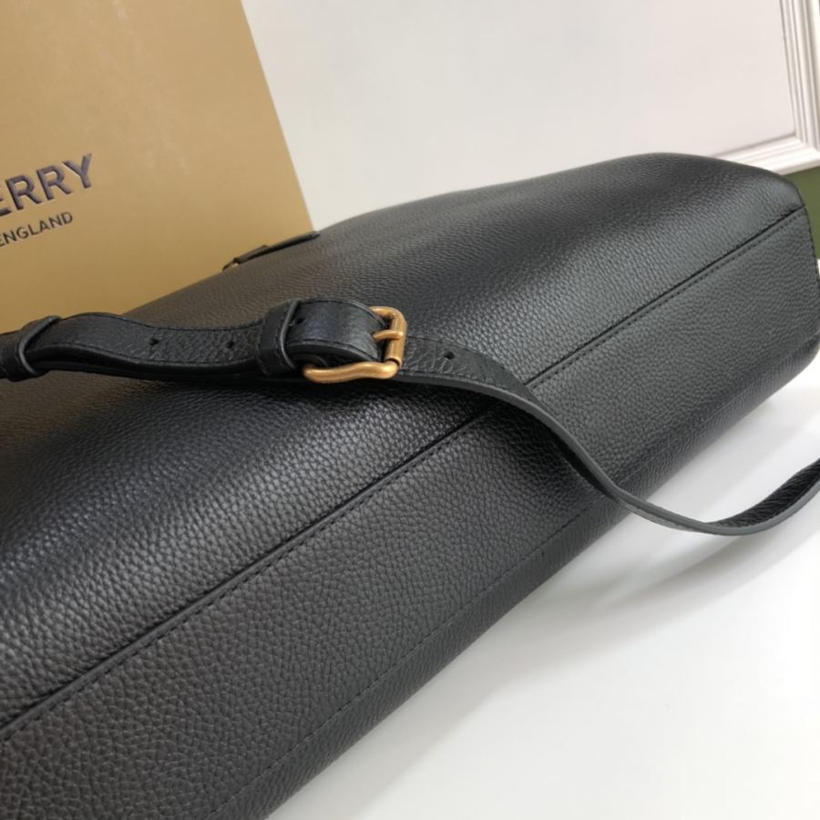 Briefcase B's original and elegant briefcase is made of grained leather. Paired with antique bronze — Premium Replica — photo 6