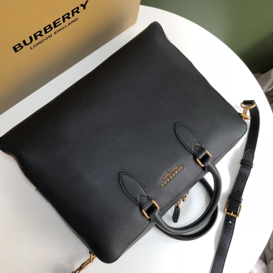 Briefcase B's original and elegant briefcase is made of grained leather. Paired with antique bronze — Premium Replica — photo 7