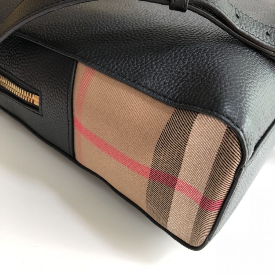 Briefcase B's original and elegant briefcase is made of grained leather. Paired with antique bronze — Premium Replica — photo 5