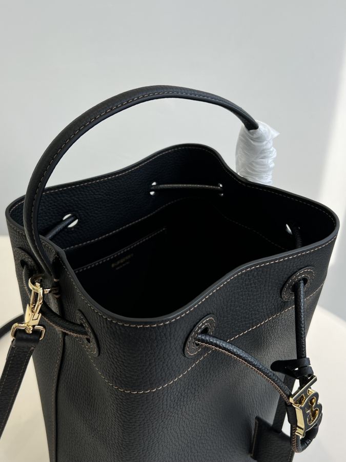 Burberry bag Let’s take a look at the leather. It’s made of original pebbled calfskin. It has — 1:1 Replica — photo 7