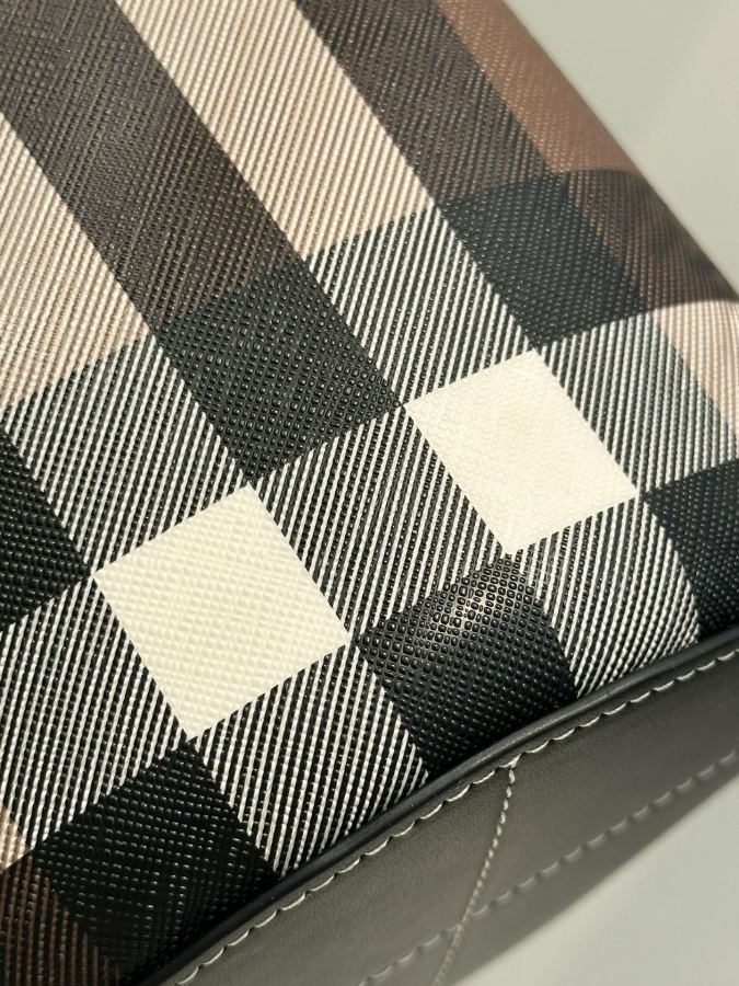 Burberry bag Let’s take a look at the leather. It is made of Italian imported plaid pattern and — 1:1 Replica — photo 5