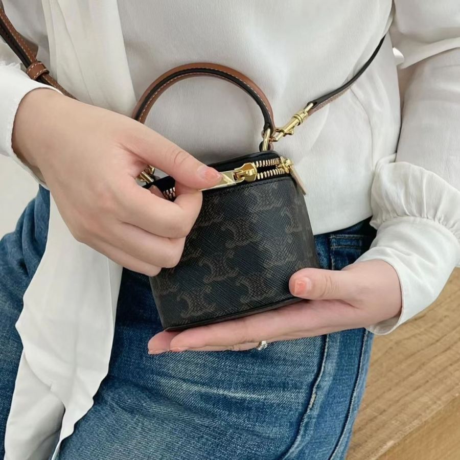 Celine bag A strong visual three-dimensional effect is built in a reasonable square circle. The — AAA Quality Replica — photo 8