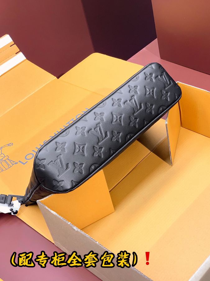 Hand bag M82545 POCHETTE VOYAGE SOUPLE Monogram Shadow Monogram 32 x 21 x — 1:1 Replica — photo 5