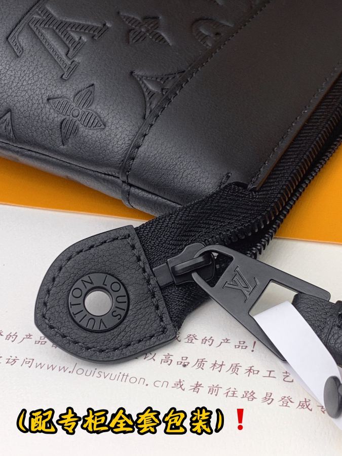 Hand bag M82545 POCHETTE VOYAGE SOUPLE Monogram Shadow Monogram 32 x 21 x — 1:1 Replica — photo 9