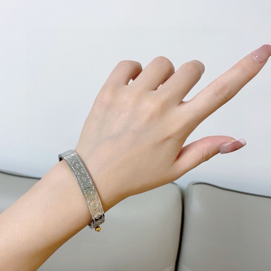 Louis Vuitton Jewelry New Arrival LV Louis Vuitton 14 K MM — Premium Replica — photo 3