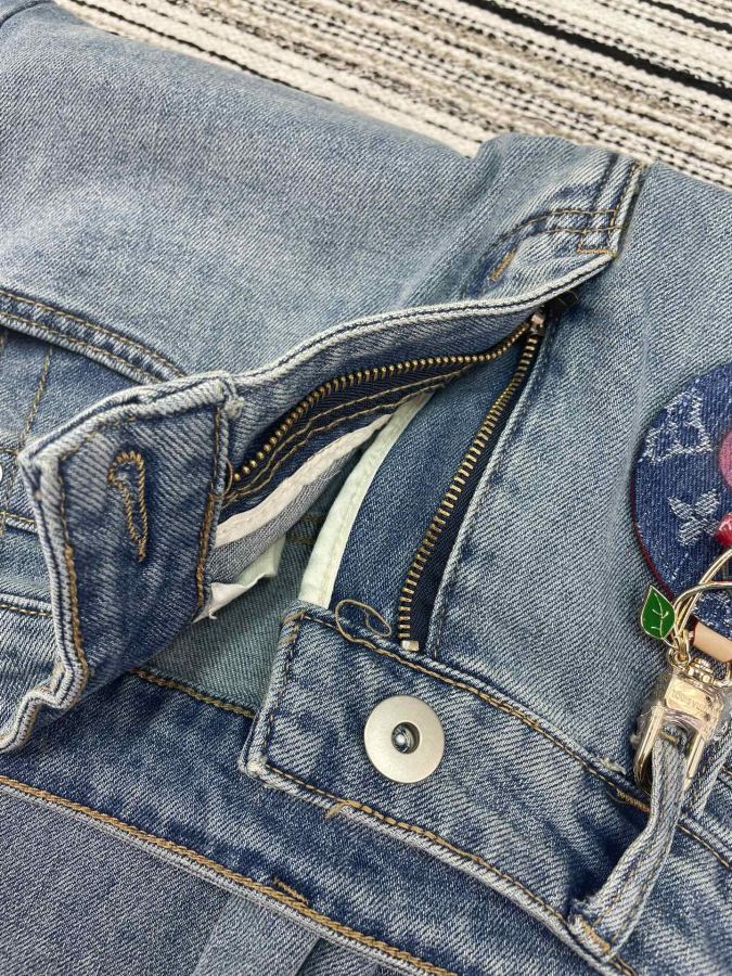 LV Women New jeans, denim fabric super slimming, wide-leg style, pair with short top or dad shoes — Premium Replica — photo 6