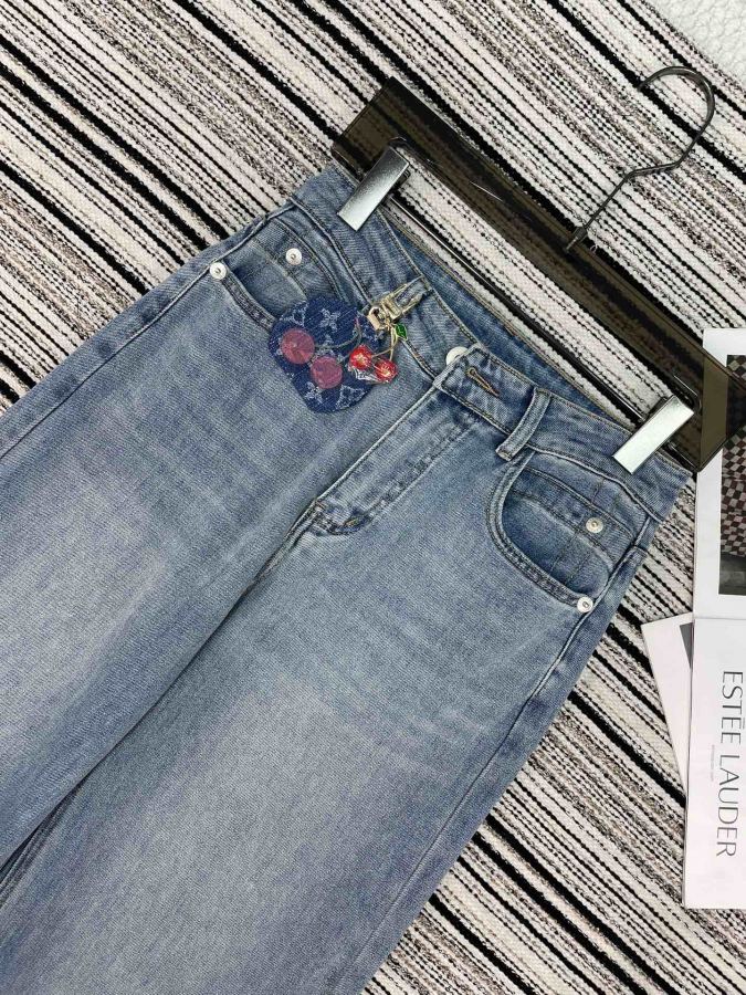 LV Women New jeans, denim fabric super slimming, wide-leg style, pair with short top or dad shoes — Premium Replica — photo 2