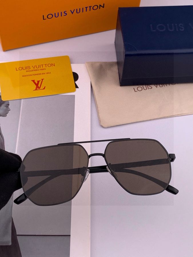LV glasses LV men's colorful aviator polarized sunglasses Material: HD nylon thickened card slot — 1:1 Replica For Sale — photo 4