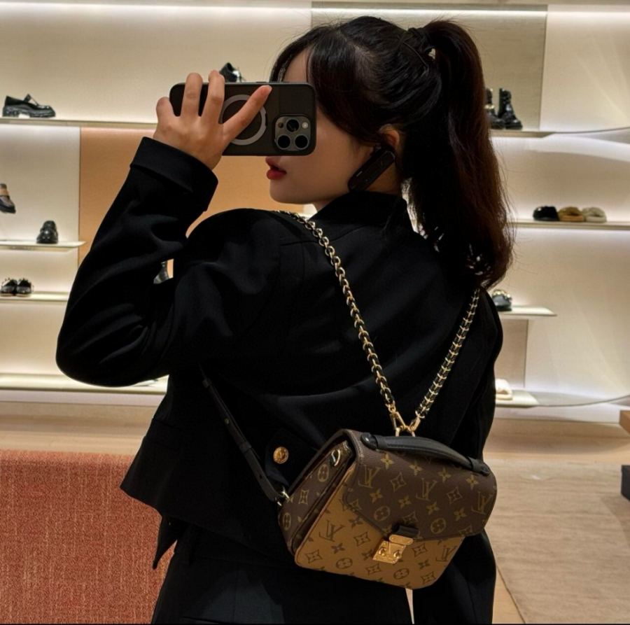 LV bag The new postman backpack is super tall, and the shoulder strap can also be worn cross-body — 1:1 Replica — photo 5