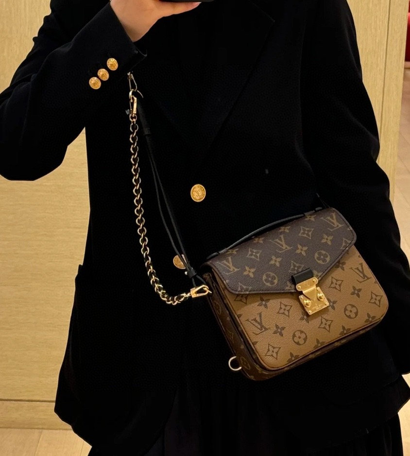 LV bag The new postman backpack is super tall, and the shoulder strap can also be worn cross-body — 1:1 Replica — photo 4