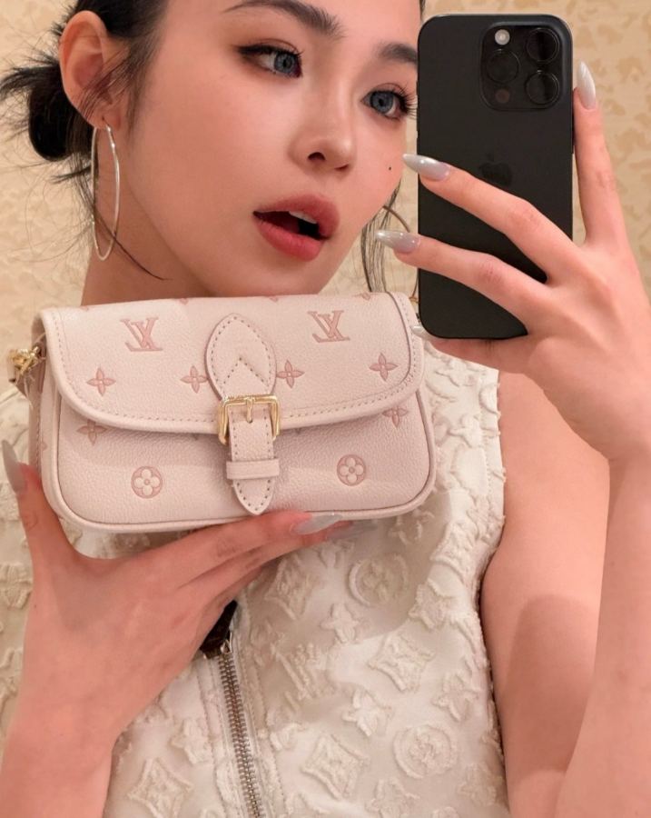 LV bag Creamy apricot color, sweet young lady closes her eyes and flushes — Premium Replica — photo 4