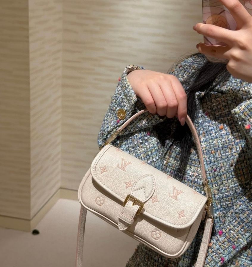 LV bag Creamy apricot color, sweet young lady closes her eyes and flushes — Premium Replica — photo 3