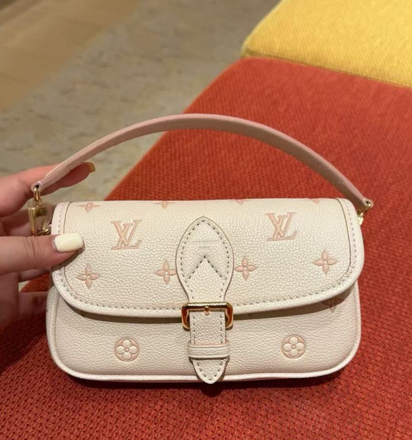 LV bag Creamy apricot color, sweet young lady closes her eyes and flushes — Premium Replica — photo 7