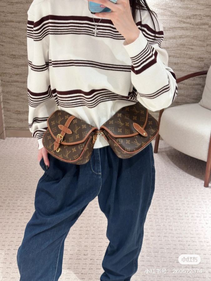 LV bag Equipped with an adjustable shoulder strap, it can be worn around the waist, with two compartments — AAA Quality Replica — photo 6