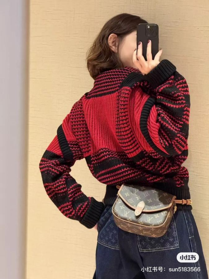 LV bag Equipped with an adjustable shoulder strap, it can be worn around the waist, with two compartments — AAA Quality Replica — photo 8