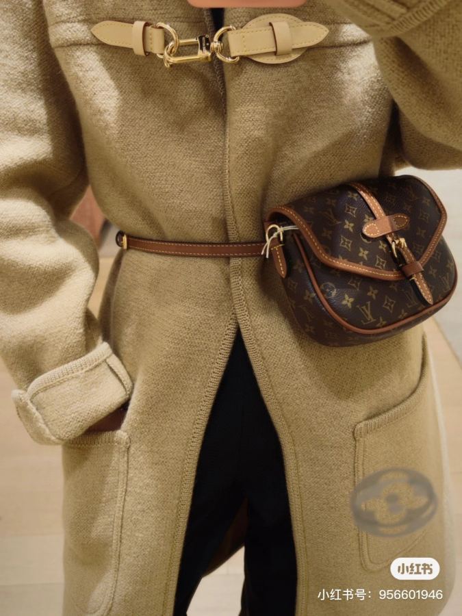 LV bag Equipped with an adjustable shoulder strap, it can be worn around the waist, with two compartments — AAA Quality Replica — photo 5