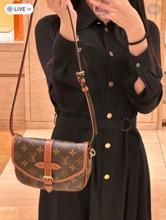 LV bag Equipped with an adjustable shoulder strap, it can be worn around the waist, with two compartments — AAA Quality Replica — photo 4