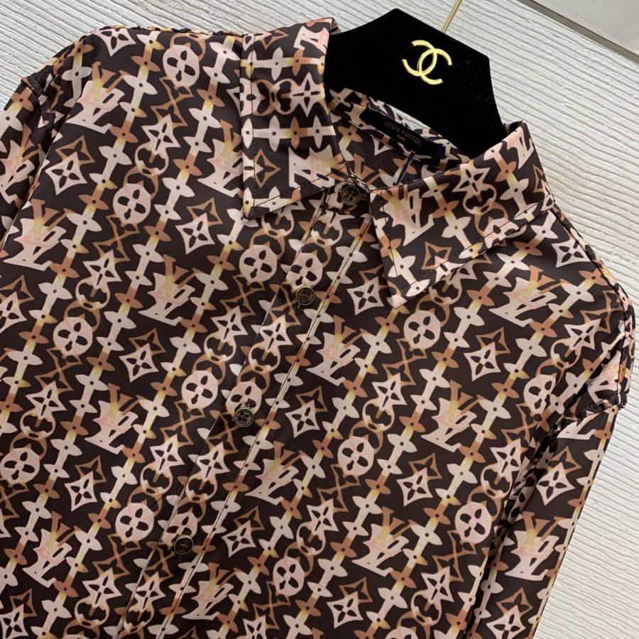 LV Women D26012273 LOUIS* LV logo 𝑺 𝑴 𝑳 M 44 102 61 71 | 76 — Premium Replica — photo 2