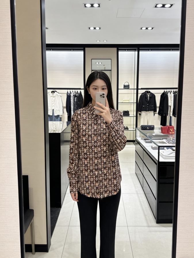 LV Women D26012273 LOUIS* LV New logo 𝑺 𝑴 𝑳 M 44 102 61 71/ 76 — 1:1 Replica