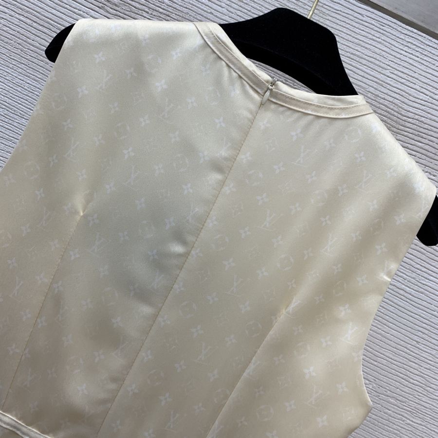 LV Women D26031287 LOUIS* LV logo A 𝑺 𝑴 𝑳 M 88 78 85 — 1:1 Replica For Sale — photo 7