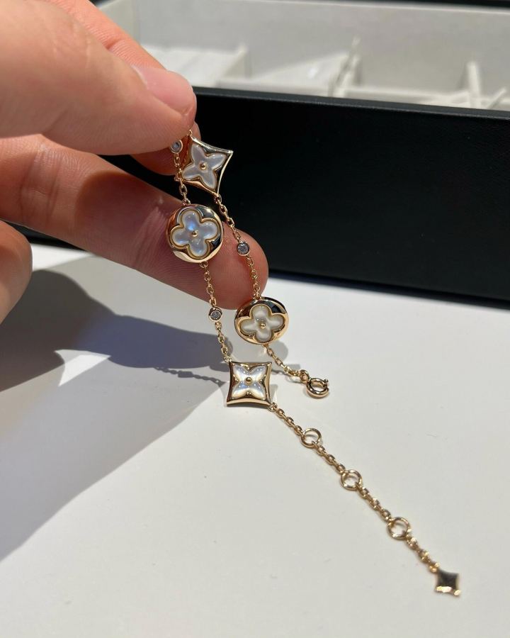 Louis Vuitton Jewelry V LV Louis Vuitton Color Blossom — AAA Quality Replica — photo 3