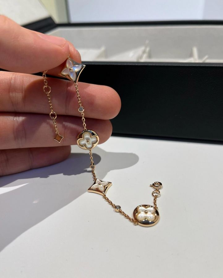 Louis Vuitton Jewelry V LV Louis Vuitton Color Blossom — AAA Quality Replica — photo 4