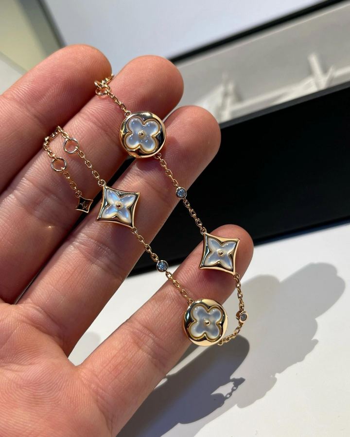 Louis Vuitton Jewelry V LV Louis Vuitton Color Blossom — AAA Quality Replica — photo 9