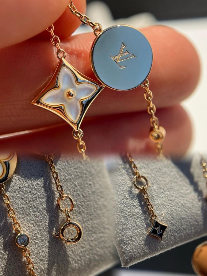 Louis Vuitton Jewelry V LV Louis Vuitton Color Blossom — AAA Quality Replica — photo 8