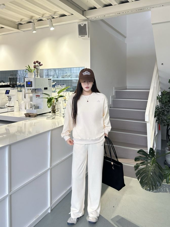 Alo Leggings Perfect for a quick outfit for eight in the morning! — 1:1 Replica For Sale — photo 9