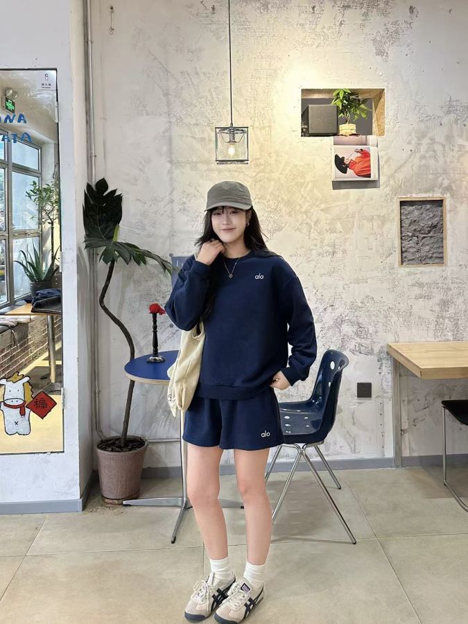Alo Shorts Navy blue is an evergreen color that gives the upper body a full sense of luxury — 1:1 Replica For Sale — photo 6