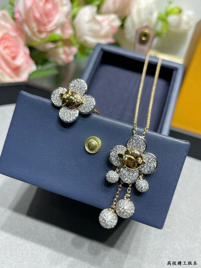 Louis Vuitton Jewelry V-gold material 5140480 LV Piranha Necklace — 1:1 Replica For Sale — photo 8