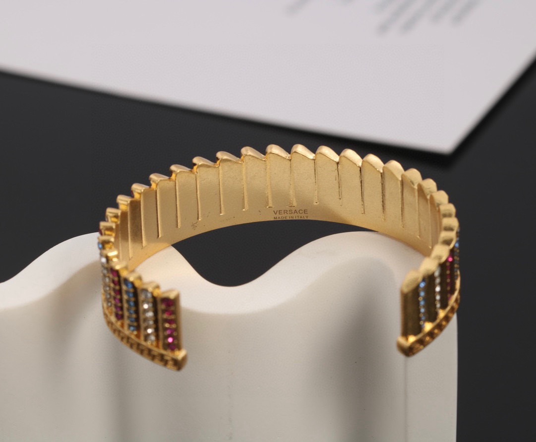 Versace Jewelry Versace Medusa face relief flower vine pattern metal texture bracelet gold-plated — AAA Quality Replica — photo 3